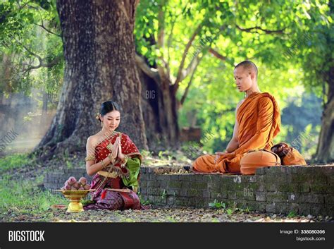 Thai Woman Traditional Image & Photo (Free Trial) | Bigstock