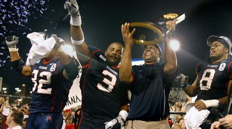 Consistency was hallmark of Spiders' men's hoops, football in past decade | University of ...