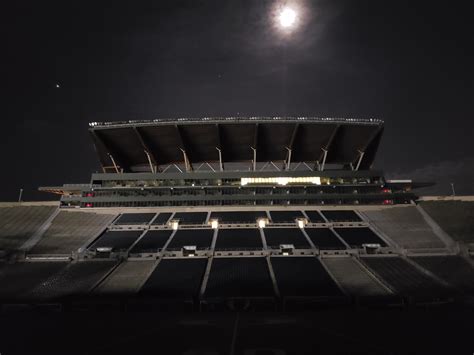 Autzen Stadium at night, Eugene : r/oregon