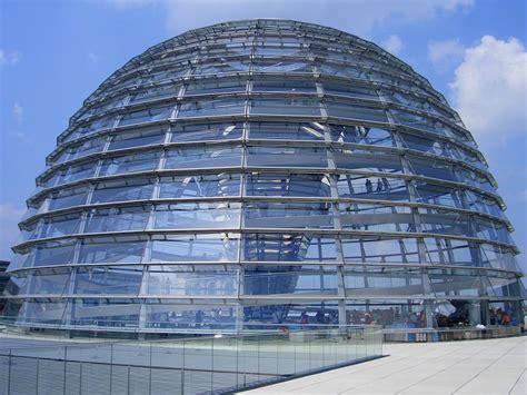 Die große Kuppel vom Deutsche Bundestag im Reichstagsgebäude in Berlin ...