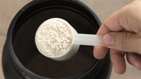 What You Need to Know About Dry Scooping Pre-Workout | BarBend