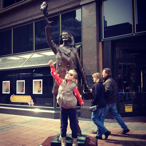 fivetwelve: mary tyler moore statue