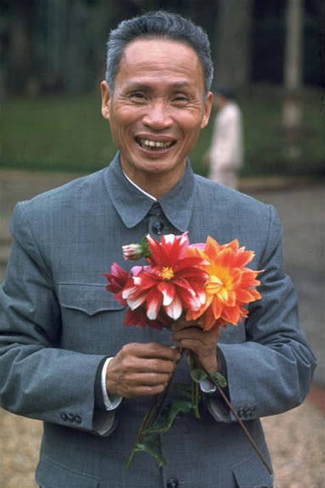 HANOI 1967 - Thủ tướng Phạm Văn Đồng với hoa thược dược trồng trong vườn Phủ Chủ tịch - a photo ...