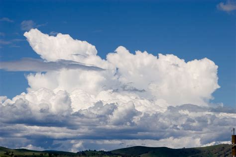 File:Cumulus cloud forming anvil shape.jpg - Wikimedia Commons