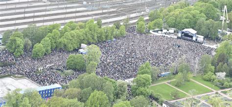 40,000 people celebrating Finland's victory : r/hockey