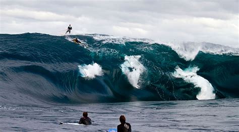 MASSIVE SHIPSTERN'S BLUFF | SURFLINE.COM