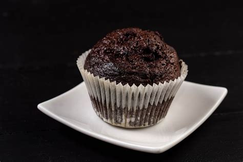 Chocolate Muffin cookie on the white plate - Creative Commons Bilder