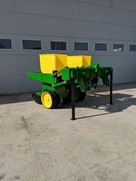 John Deere 7000 2 Row Planter - Farm World Giants