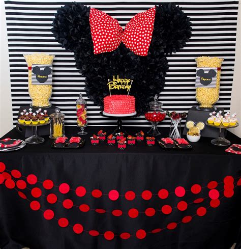 Mickey Mouse Party Table Setting | Brokeasshome.com