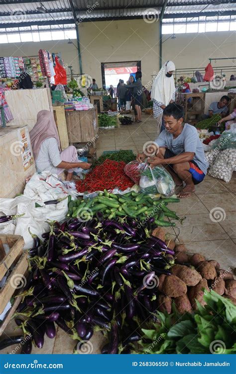 People in Indonesian Traditional Market Editorial Image - Image of food, closeup: 268306550