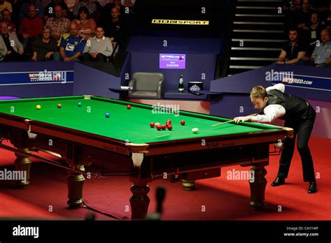 Ronnie O'Sullivan in action against Ali Carter in the World snooker Championship final Stock ...