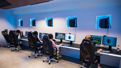 How to train an esports team: private chefs, psychologists, and $452,000 worth of PC hardware ...