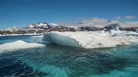 Why Does Ice Float on Water? - Techiescientist