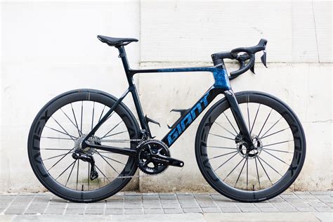 The new 2023 Giant Propel is a sub-7kg disc brake aero road bike ...