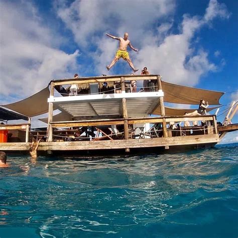 #jump & #chill at @cloud9_fiji #fiji #holiday #cloud9fiji #bar #ocean - Adrien BECUWE