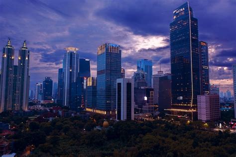 Premium Photo | Beautiful dawn skyline in jakarta downtown