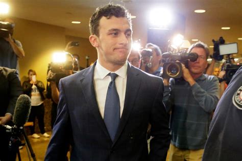 Did Johnny Manziel flip off cameras during 1st court date?