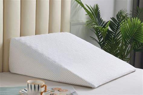 Best Wedge Pillows for Side Sleepers (with picture)