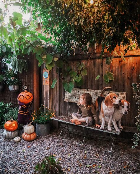 Minimal Halloween Decor — The Tiny Canal Cottage