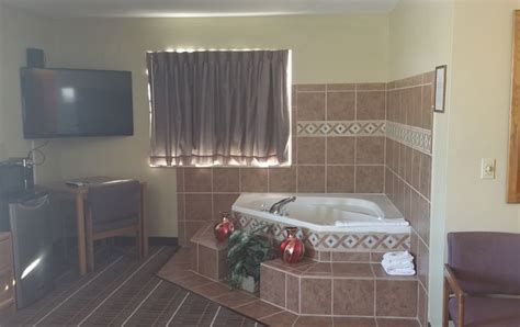 Romantic Jacuzzi Suites in Iowa - Cherokee Inn