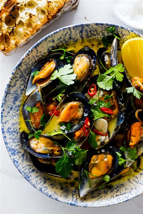 Quick and easy white wine garlic mussels - Simply Delicious