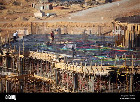 Cairo, Egypt. 5th Nov, 2016. Egyptian builders work at the construction ...