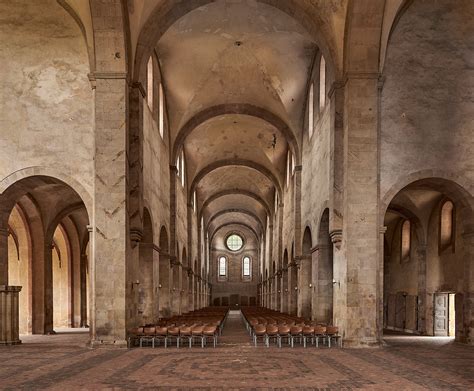 Die Klosterbasilika im Kloster Eberbach. Die Kirche bietet Platz für ...