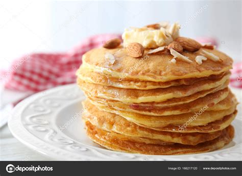 Delicious pancakes with nuts — Stock Photo © belchonock #166217120