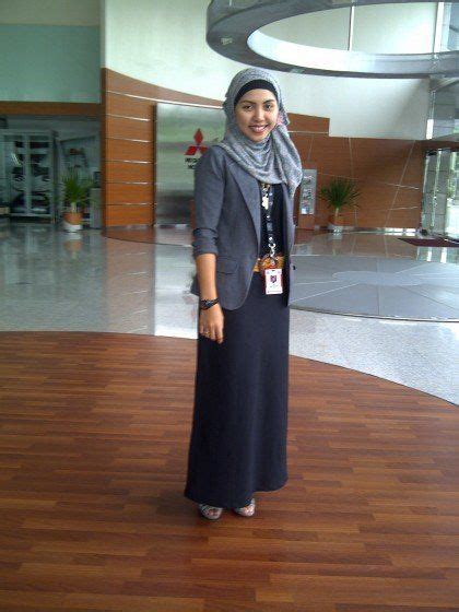 20 Modest Ways to Wear Hijab At Work Elegantly | Office attire women ...