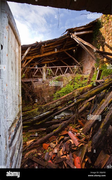 Roof collapse hi-res stock photography and images - Alamy