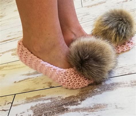 Crochet women slippers with fur pom pom/pink slippers/womens | Etsy