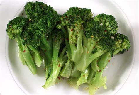 Korean style steamed broccoli salad recipe by Maangchi