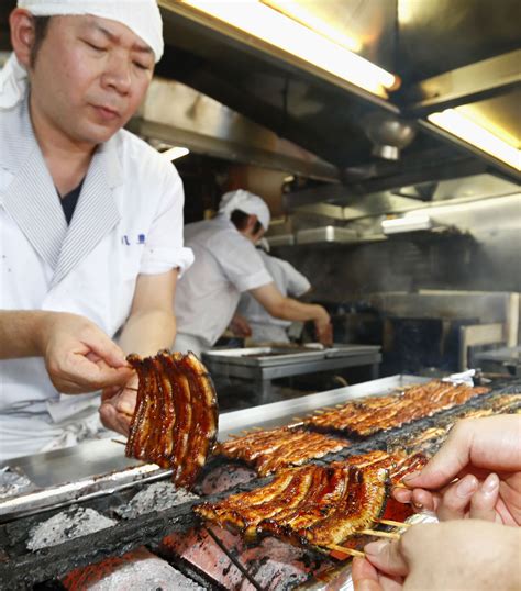 Japanese treat themselves to grilled eels on annual eel-eating day