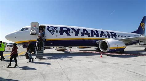 Ryanair to fly from London Southend Airport in 2019 - BBC News