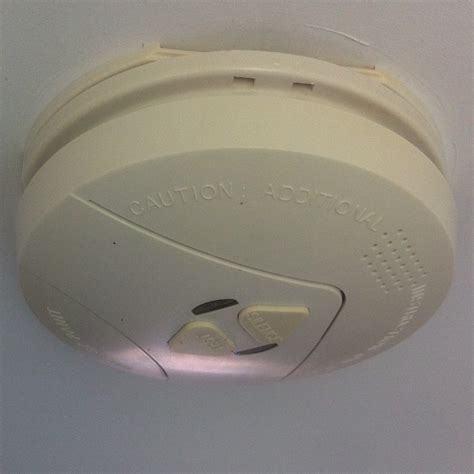 alarm - How to open this smoke detector in order to change battery? - Home Improvement Stack ...