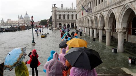 Venice flooding becomes second-highest in history, as tourist hot spot ...