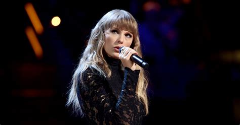 Listen to Taylor Swift's Red Rerecorded Album | POPSUGAR Entertainment