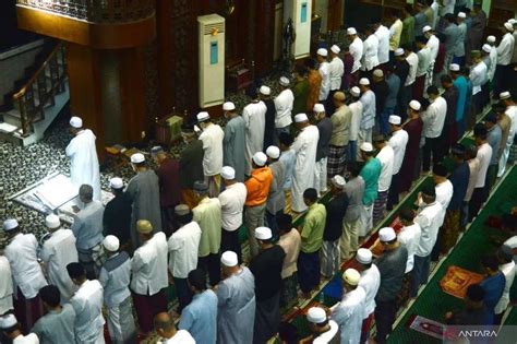 Luar Biasa! Ini 4 Keistimewaan Besar Sholat Berjamaah di Masjid bagi ...