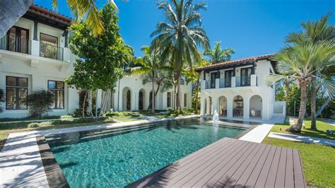 Waterfront mansion in Miami Beach, Florida | Mansions, Modern mansion ...