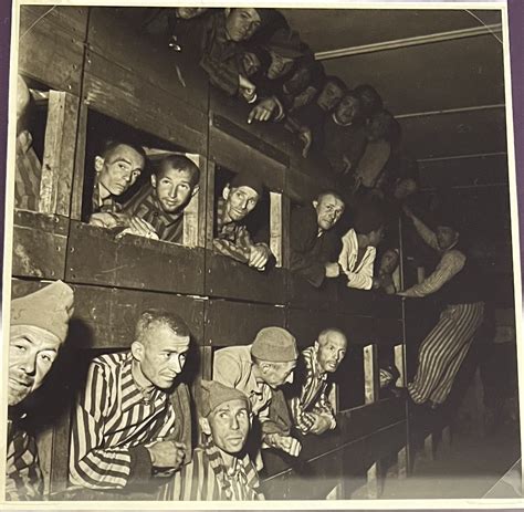 Lee Miller, Prisonniers liberes dans leurs couchettes, Dachau ...