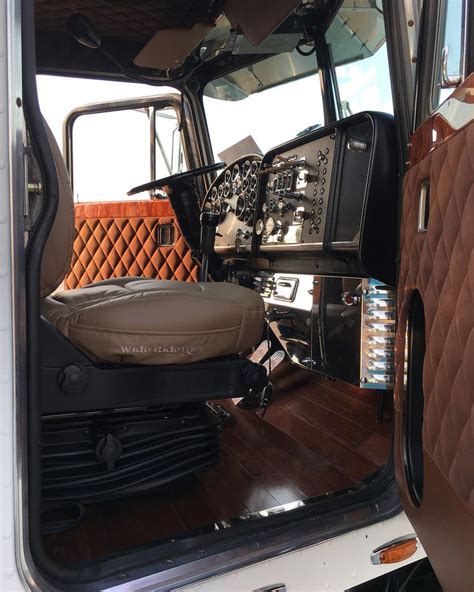 Semitrckn : Photo | Semi trucks interior, Truck interior, Peterbilt