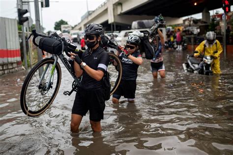 Las Pinas among flooded areas due to Paeng | Photos | GMA News Online