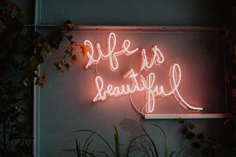 Life is beautiful – WallPal | Neon bord, Computer achtergrond, Pc ...