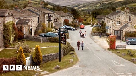 Emmerdale set on Harewood Estate to open for tours - BBC News