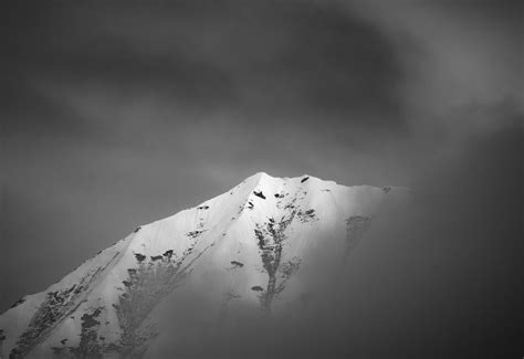 A black and white photo of a snowy mountain · Free Stock Photo