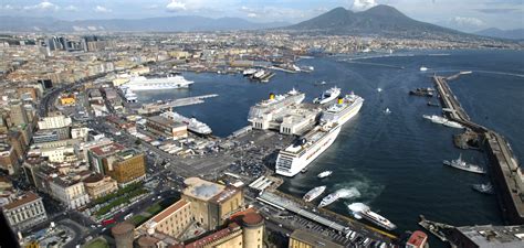 Traffico passeggeri e merci in crescita nei porti di Napoli e Salerno