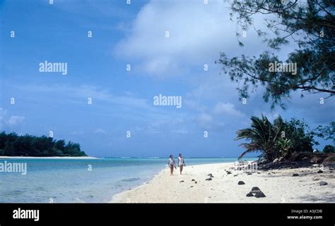 Couple walking on Muri Beach Raratonga Cooke Islands Stock Photo - Alamy