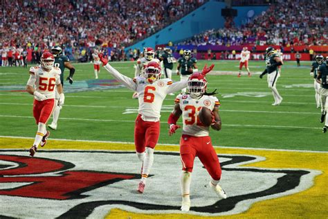 Chiefs tie Eagles on Nick Bolton’s 36-yard scoop-and-score - Yahoo Sports