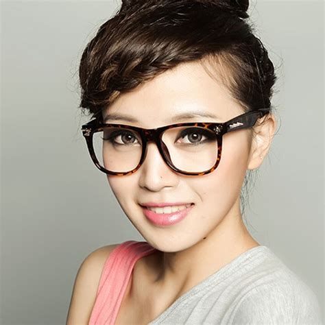 Most stylish eyeglasses for women - most popular brands among celebs