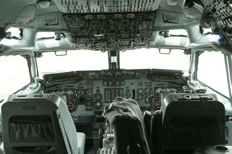 Blick ins Cockpit der NATO Boeing E3A AWACS LX-N 90448 am 12.09.2012 auf der ILA 2012 - Flugzeug ...